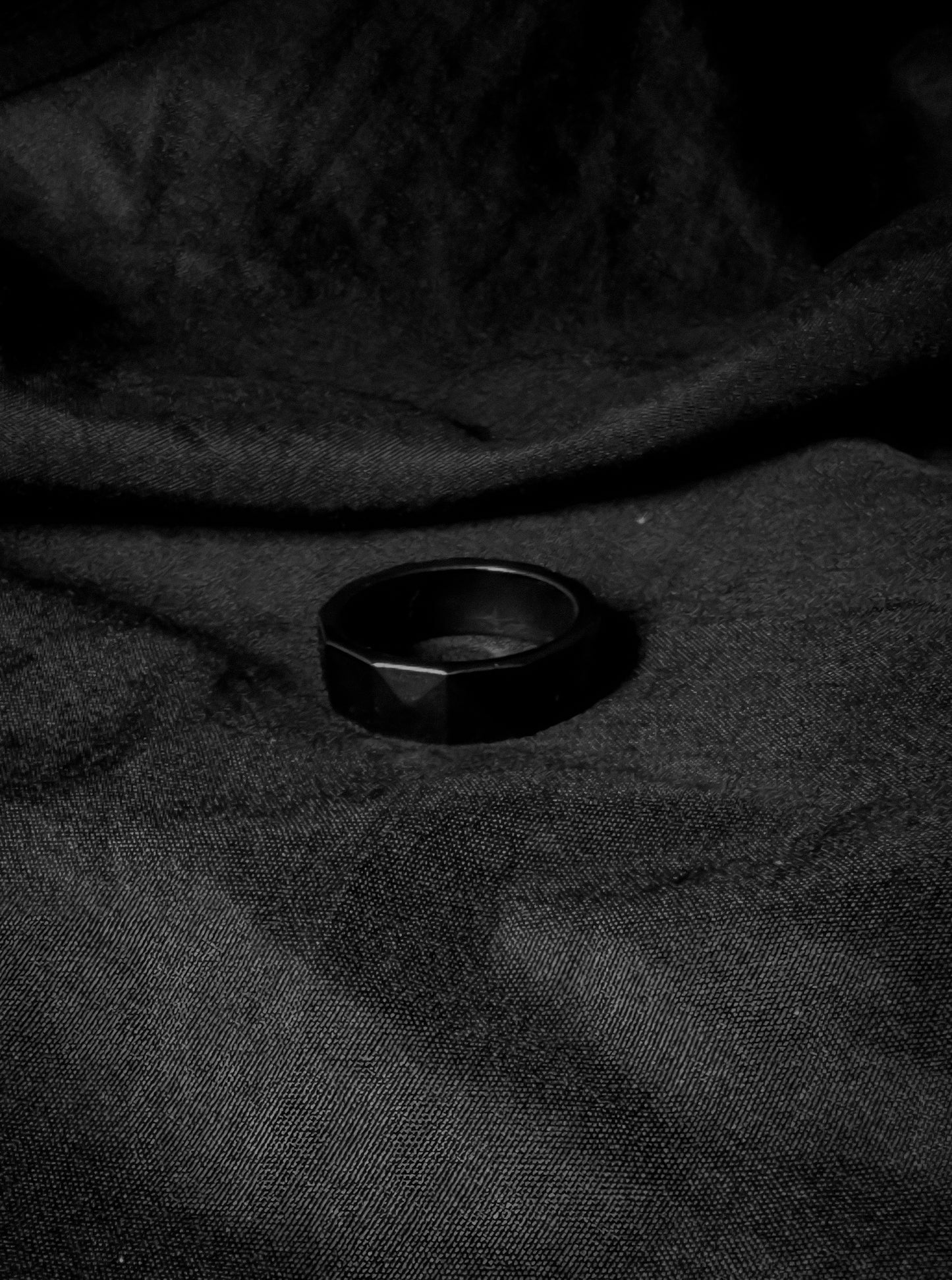 Men’s Black Ceramic Geometric Ring – Scratch-Resistant Faceted Band for Modern Daily Wear