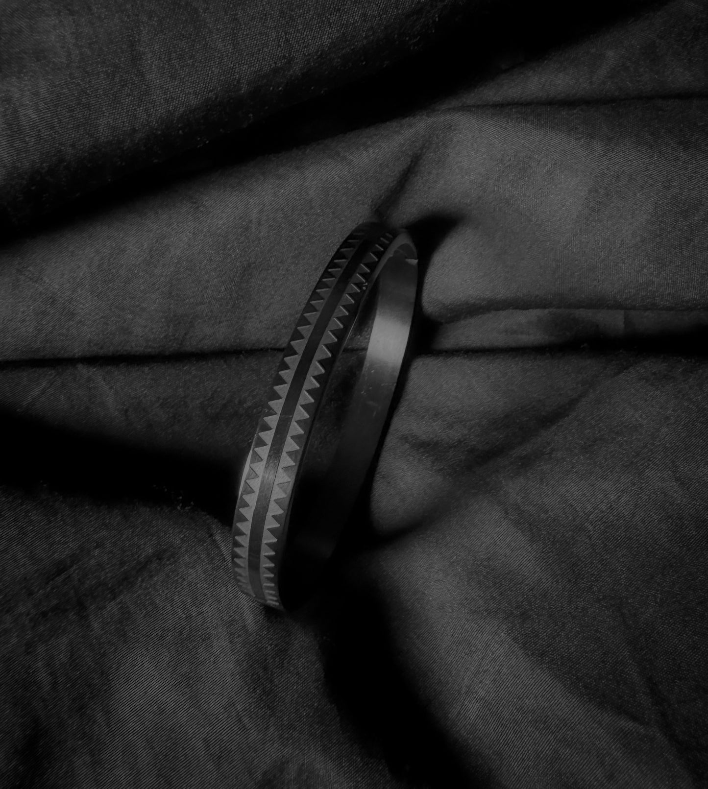 Men’s Black Stainless Steel Gear-Edge Bracelet – Bold Dual-Tone Wrist Band for Modern