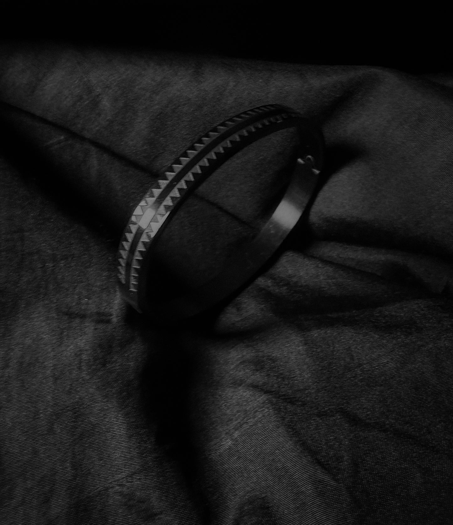 Men’s Black Stainless Steel Gear-Edge Bracelet – Bold Dual-Tone Wrist Band for Modern